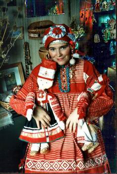  Антонина Сиднева в традиционном русском наряде