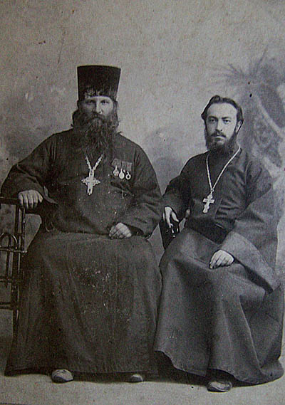  Протоиерей Феодор Стрелков (слева) с зятем о. Владимиром Егоровым (расстрелян в Севастополе около 1918 г.)