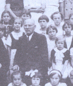  Леонтий Иванович Чапленко с учениками церковной школы 