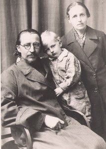   Протоиерей Лука Голод с женой и сыном (фотография 1936 г.)
