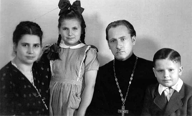  Протоиерей Игорь Ткачук и матушка Мария Ивановна с детьми Ниной и Иваном 